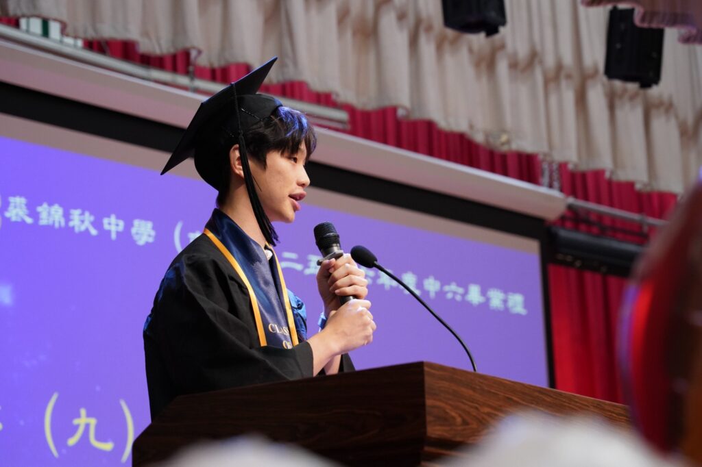 裘錦秋中學(屯門)中六畢業典禮上,校長、嘉賓、老師,以及畢業生代表先後上台分享。這一天,表面上是學生完成中學階段的儀式;但細聽每一段說話,會發現它更像一場教育的接力,有人回望六年的陪伴,有人談出身與奮鬥,有人交代師生之間的成長,有人把最後的叮嚀,交到年輕人手上。