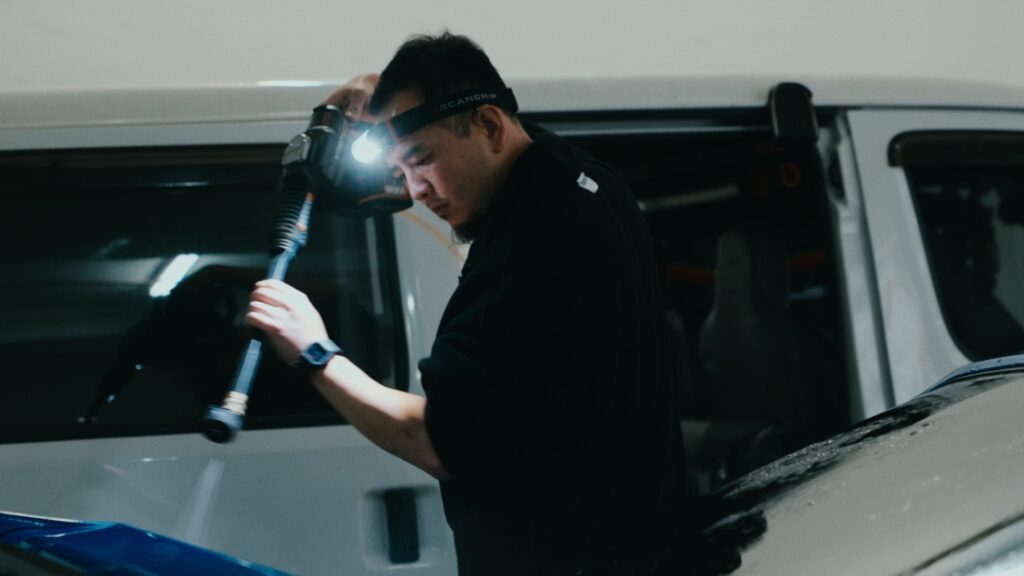 在荃灣英皇戲院的《玲瓏》放映場上，導演詹家俊 Wallnex在映後與觀眾分享這部作品的誕生過程。這不是一段單純關於拍攝的分享，而是一段關於相遇、理解與改變的生命經驗。《玲瓏》由詹家俊執導，歷時三年跟進拍攝，記錄多位香港聾人的日常、興趣、工作與社群生活。片名「玲瓏」有雙重意思：既令人想到清脆的聲音，也取其諧音「聆聽聾人」。對 Wallnex而言，這部作品最想說的，並不是「聽不到」本身，而是人與人之間如何真正溝通。
