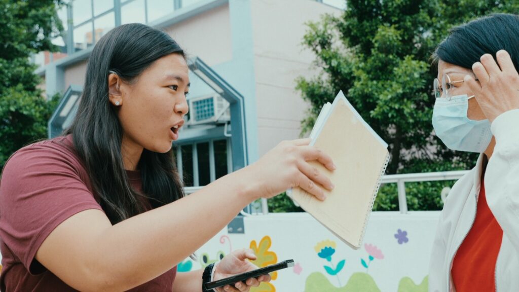 在荃灣英皇戲院的《玲瓏》放映場上，導演詹家俊 Wallnex在映後與觀眾分享這部作品的誕生過程。這不是一段單純關於拍攝的分享，而是一段關於相遇、理解與改變的生命經驗。《玲瓏》由詹家俊執導，歷時三年跟進拍攝，記錄多位香港聾人的日常、興趣、工作與社群生活。片名「玲瓏」有雙重意思：既令人想到清脆的聲音，也取其諧音「聆聽聾人」。對 Wallnex而言，這部作品最想說的，並不是「聽不到」本身，而是人與人之間如何真正溝通。