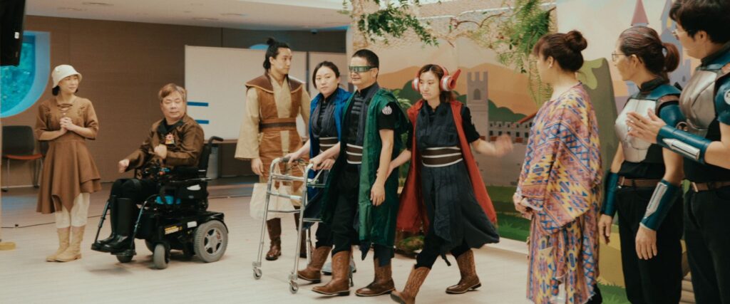 在荃灣英皇戲院的《玲瓏》放映場上，導演詹家俊 Wallnex在映後與觀眾分享這部作品的誕生過程。這不是一段單純關於拍攝的分享，而是一段關於相遇、理解與改變的生命經驗。《玲瓏》由詹家俊執導，歷時三年跟進拍攝，記錄多位香港聾人的日常、興趣、工作與社群生活。片名「玲瓏」有雙重意思：既令人想到清脆的聲音，也取其諧音「聆聽聾人」。對 Wallnex而言，這部作品最想說的，並不是「聽不到」本身，而是人與人之間如何真正溝通。