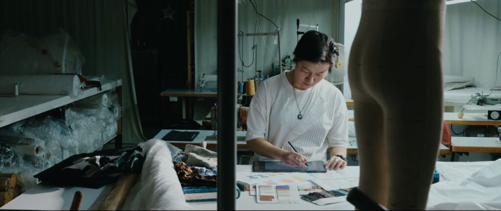 在荃灣英皇戲院的《玲瓏》放映場上，導演詹家俊 Wallnex在映後與觀眾分享這部作品的誕生過程。這不是一段單純關於拍攝的分享，而是一段關於相遇、理解與改變的生命經驗。《玲瓏》由詹家俊執導，歷時三年跟進拍攝，記錄多位香港聾人的日常、興趣、工作與社群生活。片名「玲瓏」有雙重意思：既令人想到清脆的聲音，也取其諧音「聆聽聾人」。對 Wallnex而言，這部作品最想說的，並不是「聽不到」本身，而是人與人之間如何真正溝通。