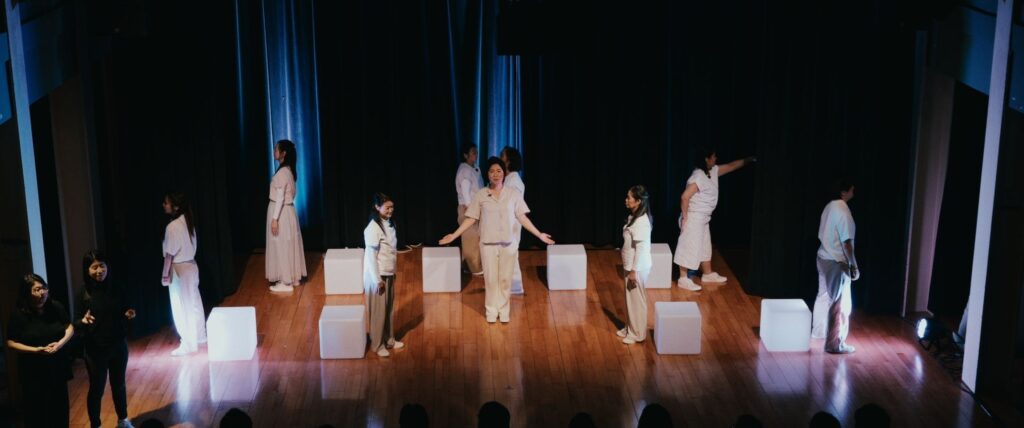 在荃灣英皇戲院的《玲瓏》放映場上，導演詹家俊 Wallnex在映後與觀眾分享這部作品的誕生過程。這不是一段單純關於拍攝的分享，而是一段關於相遇、理解與改變的生命經驗。《玲瓏》由詹家俊執導，歷時三年跟進拍攝，記錄多位香港聾人的日常、興趣、工作與社群生活。片名「玲瓏」有雙重意思：既令人想到清脆的聲音，也取其諧音「聆聽聾人」。對 Wallnex而言，這部作品最想說的，並不是「聽不到」本身，而是人與人之間如何真正溝通。