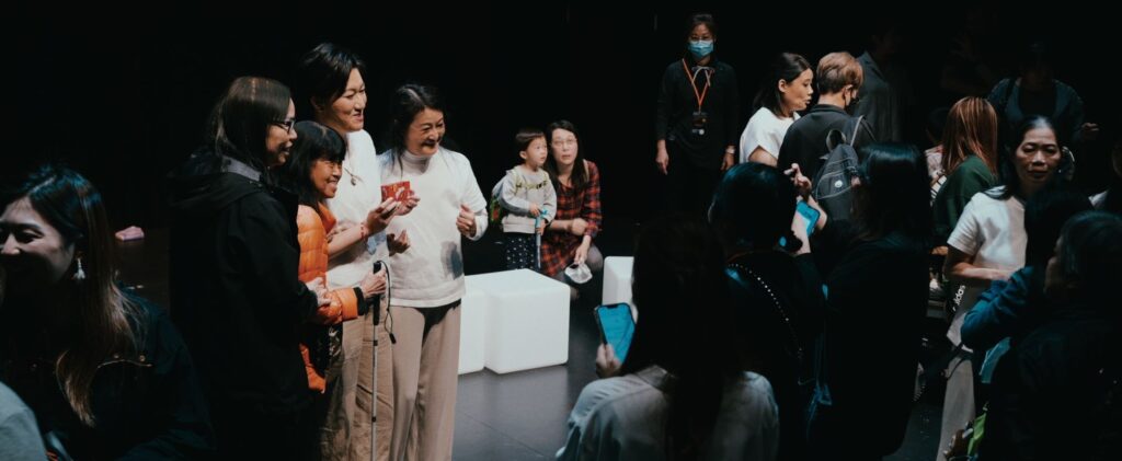 在荃灣英皇戲院的《玲瓏》放映場上，導演詹家俊 Wallnex在映後與觀眾分享這部作品的誕生過程。這不是一段單純關於拍攝的分享，而是一段關於相遇、理解與改變的生命經驗。《玲瓏》由詹家俊執導，歷時三年跟進拍攝，記錄多位香港聾人的日常、興趣、工作與社群生活。片名「玲瓏」有雙重意思：既令人想到清脆的聲音，也取其諧音「聆聽聾人」。對 Wallnex而言，這部作品最想說的，並不是「聽不到」本身，而是人與人之間如何真正溝通。