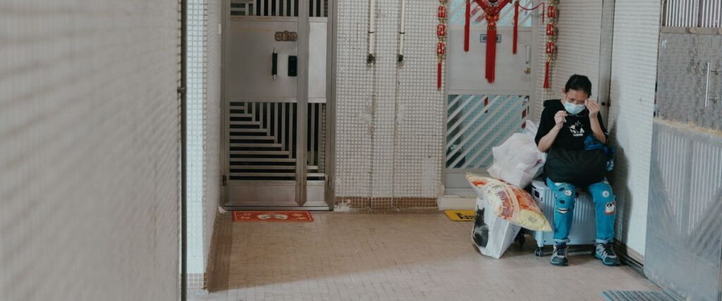 在荃灣英皇戲院的《玲瓏》放映場上，導演詹家俊 Wallnex在映後與觀眾分享這部作品的誕生過程。這不是一段單純關於拍攝的分享，而是一段關於相遇、理解與改變的生命經驗。《玲瓏》由詹家俊執導，歷時三年跟進拍攝，記錄多位香港聾人的日常、興趣、工作與社群生活。片名「玲瓏」有雙重意思：既令人想到清脆的聲音，也取其諧音「聆聽聾人」。對 Wallnex而言，這部作品最想說的，並不是「聽不到」本身，而是人與人之間如何真正溝通。