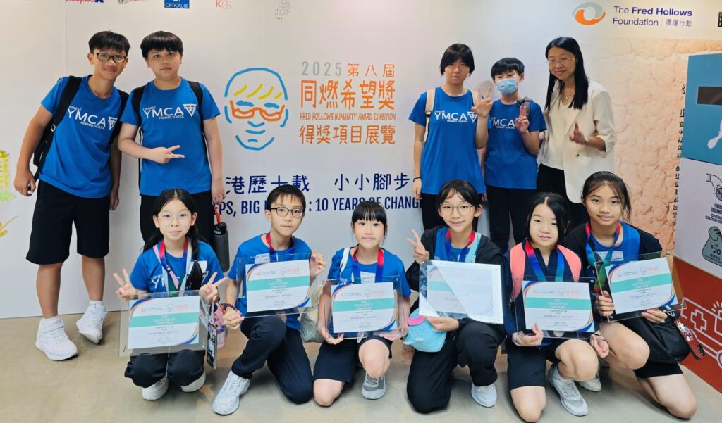在中華基督教青年會小學的操場上,曾經出現過一隻約六米高的北極熊。牠不是裝飾,而是一個關於全球暖化的提醒。孩子們在學校的環保探究活動中,第一次較深刻地理解到,環保不是課本上的詞語,而是會影響生活、影響地球未來的事情。潘志煒老師回想,正是這次經歷,讓一班當時仍是小五、小六的學生開始思考,自己是否可以為環保做得更多。於是,2024年,一個由學生自發成立的環保組織「環保拯救大行動@青小」誕生了。這不是一個只停留在口號的校園活動。兩年間,這班孩子用回收物料製作樂器、走進社區擺攤位、舉辦工作坊、接受傳媒訪問,甚至學習聯絡區議員和不同機構,為自己的理念尋找更多實踐空間。