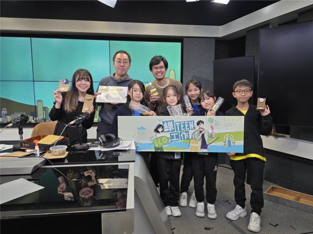 在中華基督教青年會小學的操場上,曾經出現過一隻約六米高的北極熊。牠不是裝飾,而是一個關於全球暖化的提醒。孩子們在學校的環保探究活動中,第一次較深刻地理解到,環保不是課本上的詞語,而是會影響生活、影響地球未來的事情。潘志煒老師回想,正是這次經歷,讓一班當時仍是小五、小六的學生開始思考,自己是否可以為環保做得更多。於是,2024年,一個由學生自發成立的環保組織「環保拯救大行動@青小」誕生了。這不是一個只停留在口號的校園活動。兩年間,這班孩子用回收物料製作樂器、走進社區擺攤位、舉辦工作坊、接受傳媒訪問,甚至學習聯絡區議員和不同機構,為自己的理念尋找更多實踐空間。