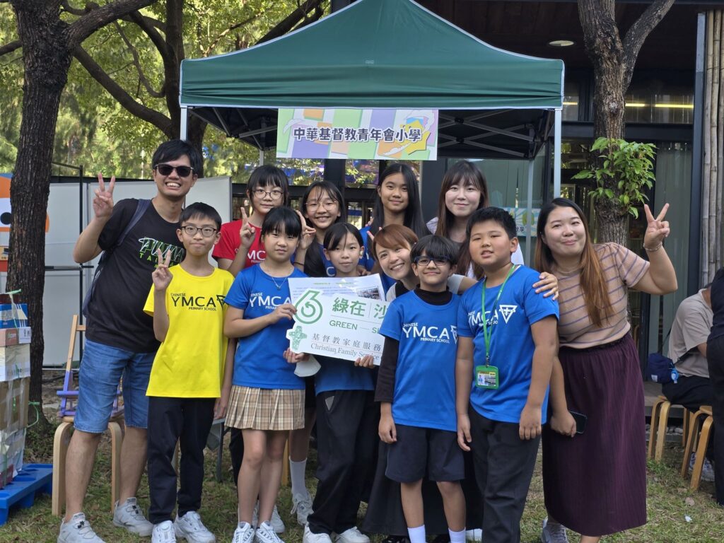 在中華基督教青年會小學的操場上,曾經出現過一隻約六米高的北極熊。牠不是裝飾,而是一個關於全球暖化的提醒。孩子們在學校的環保探究活動中,第一次較深刻地理解到,環保不是課本上的詞語,而是會影響生活、影響地球未來的事情。潘志煒老師回想,正是這次經歷,讓一班當時仍是小五、小六的學生開始思考,自己是否可以為環保做得更多。於是,2024年,一個由學生自發成立的環保組織「環保拯救大行動@青小」誕生了。這不是一個只停留在口號的校園活動。兩年間,這班孩子用回收物料製作樂器、走進社區擺攤位、舉辦工作坊、接受傳媒訪問,甚至學習聯絡區議員和不同機構,為自己的理念尋找更多實踐空間。