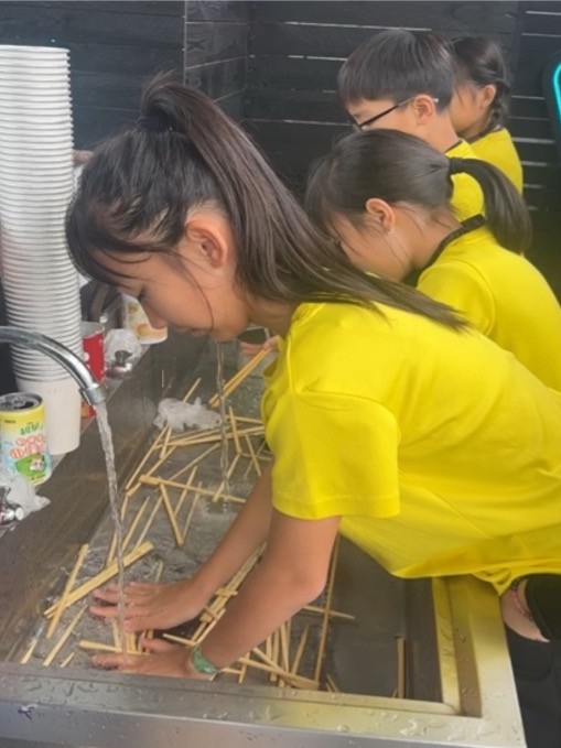 在中華基督教青年會小學的操場上,曾經出現過一隻約六米高的北極熊。牠不是裝飾,而是一個關於全球暖化的提醒。孩子們在學校的環保探究活動中,第一次較深刻地理解到,環保不是課本上的詞語,而是會影響生活、影響地球未來的事情。潘志煒老師回想,正是這次經歷,讓一班當時仍是小五、小六的學生開始思考,自己是否可以為環保做得更多。於是,2024年,一個由學生自發成立的環保組織「環保拯救大行動@青小」誕生了。這不是一個只停留在口號的校園活動。兩年間,這班孩子用回收物料製作樂器、走進社區擺攤位、舉辦工作坊、接受傳媒訪問,甚至學習聯絡區議員和不同機構,為自己的理念尋找更多實踐空間。
