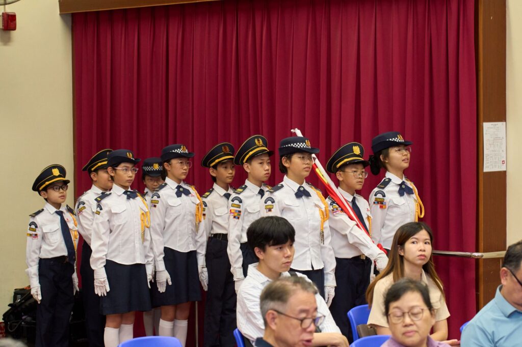 2026年7月4日，羅富國校友會八十周年紀念活動在西營盤般咸道9A號舉行。這個地址，對不少教育界前輩而言，並不只是一處舊校舍，而是一段青春、一份使命，也是一個影響香港教育發展的重要起點。活動當日，校友會特別回到母校般咸道9A號舊址舉行紀念儀式，邀請歷屆校友、學院老師及教育界嘉賓重聚一堂。有人多年後再踏進這座熟悉的建築，步伐或許放慢了，記憶卻依然清晰；有人第一次以參與者身份細看這座校園，才發現它不單是一所學校，更像一部仍在延續的香港教育史。