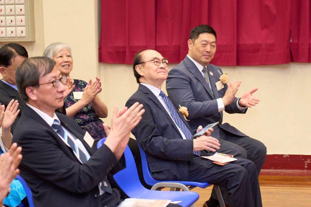 2026年7月4日，羅富國校友會八十周年紀念活動在西營盤般咸道9A號舉行。這個地址，對不少教育界前輩而言，並不只是一處舊校舍，而是一段青春、一份使命，也是一個影響香港教育發展的重要起點。活動當日，校友會特別回到母校般咸道9A號舊址舉行紀念儀式，邀請歷屆校友、學院老師及教育界嘉賓重聚一堂。有人多年後再踏進這座熟悉的建築，步伐或許放慢了，記憶卻依然清晰；有人第一次以參與者身份細看這座校園，才發現它不單是一所學校，更像一部仍在延續的香港教育史。