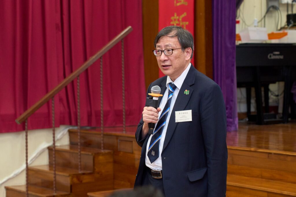 2026年7月4日，羅富國校友會八十周年紀念活動在西營盤般咸道9A號舉行。這個地址，對不少教育界前輩而言，並不只是一處舊校舍，而是一段青春、一份使命，也是一個影響香港教育發展的重要起點。活動當日，校友會特別回到母校般咸道9A號舊址舉行紀念儀式，邀請歷屆校友、學院老師及教育界嘉賓重聚一堂。有人多年後再踏進這座熟悉的建築，步伐或許放慢了，記憶卻依然清晰；有人第一次以參與者身份細看這座校園，才發現它不單是一所學校，更像一部仍在延續的香港教育史。