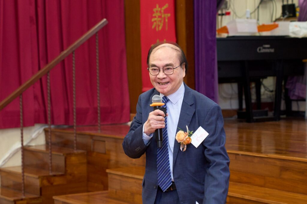 2026年7月4日，羅富國校友會八十周年紀念活動在西營盤般咸道9A號舉行。這個地址，對不少教育界前輩而言，並不只是一處舊校舍，而是一段青春、一份使命，也是一個影響香港教育發展的重要起點。活動當日，校友會特別回到母校般咸道9A號舊址舉行紀念儀式，邀請歷屆校友、學院老師及教育界嘉賓重聚一堂。有人多年後再踏進這座熟悉的建築，步伐或許放慢了，記憶卻依然清晰；有人第一次以參與者身份細看這座校園，才發現它不單是一所學校，更像一部仍在延續的香港教育史。