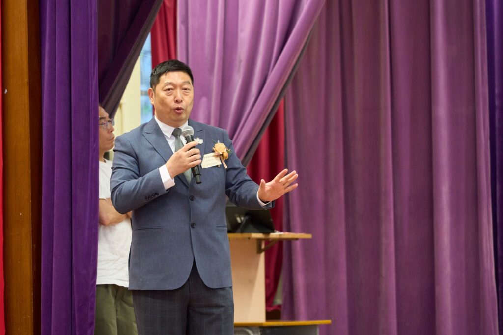 2026年7月4日，羅富國校友會八十周年紀念活動在西營盤般咸道9A號舉行。這個地址，對不少教育界前輩而言，並不只是一處舊校舍，而是一段青春、一份使命，也是一個影響香港教育發展的重要起點。活動當日，校友會特別回到母校般咸道9A號舊址舉行紀念儀式，邀請歷屆校友、學院老師及教育界嘉賓重聚一堂。有人多年後再踏進這座熟悉的建築，步伐或許放慢了，記憶卻依然清晰；有人第一次以參與者身份細看這座校園，才發現它不單是一所學校，更像一部仍在延續的香港教育史。