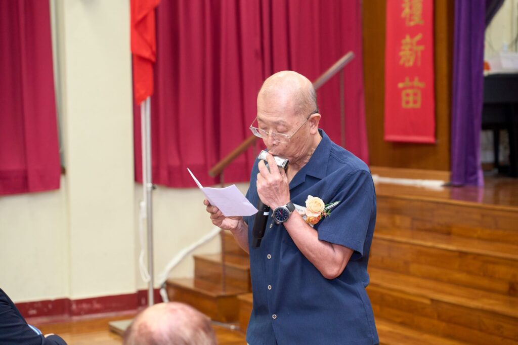 2026年7月4日，羅富國校友會八十周年紀念活動在西營盤般咸道9A號舉行。這個地址，對不少教育界前輩而言，並不只是一處舊校舍，而是一段青春、一份使命，也是一個影響香港教育發展的重要起點。活動當日，校友會特別回到母校般咸道9A號舊址舉行紀念儀式，邀請歷屆校友、學院老師及教育界嘉賓重聚一堂。有人多年後再踏進這座熟悉的建築，步伐或許放慢了，記憶卻依然清晰；有人第一次以參與者身份細看這座校園，才發現它不單是一所學校，更像一部仍在延續的香港教育史。