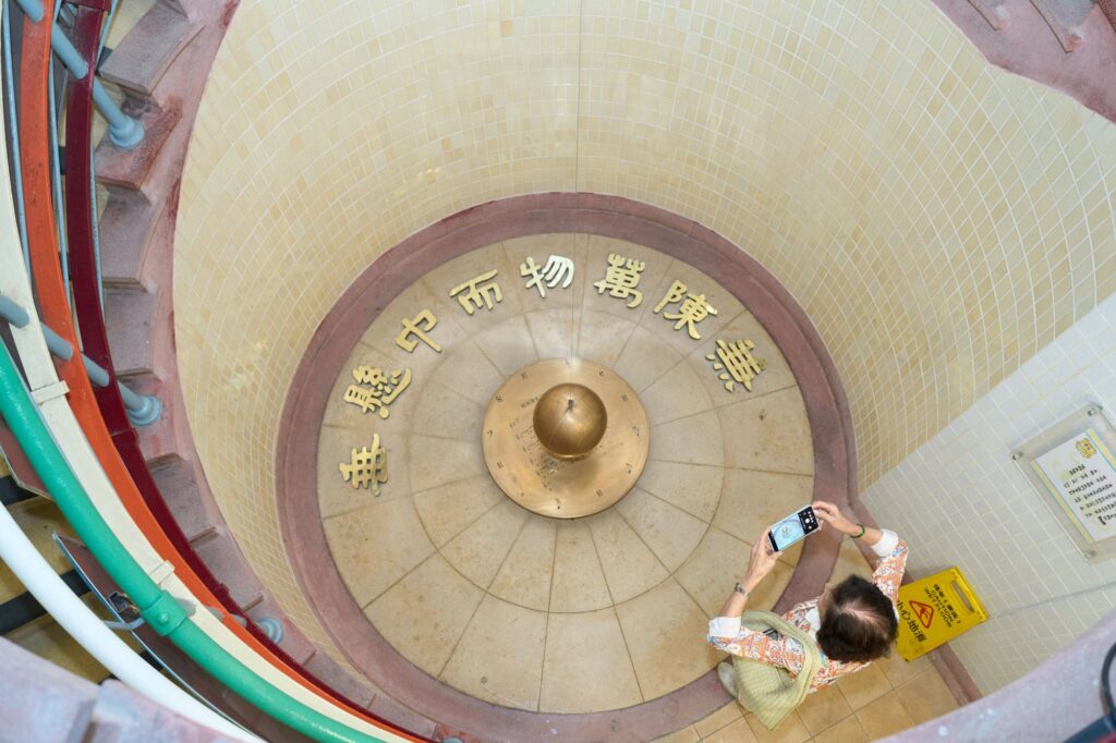 2026年7月4日，羅富國校友會八十周年紀念活動在西營盤般咸道9A號舉行。這個地址，對不少教育界前輩而言，並不只是一處舊校舍，而是一段青春、一份使命，也是一個影響香港教育發展的重要起點。活動當日，校友會特別回到母校般咸道9A號舊址舉行紀念儀式，邀請歷屆校友、學院老師及教育界嘉賓重聚一堂。有人多年後再踏進這座熟悉的建築，步伐或許放慢了，記憶卻依然清晰；有人第一次以參與者身份細看這座校園，才發現它不單是一所學校，更像一部仍在延續的香港教育史。
