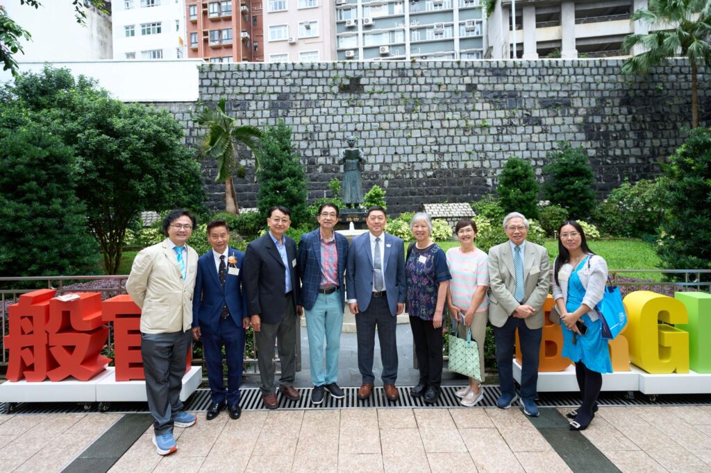 2026年7月4日，羅富國校友會八十周年紀念活動在西營盤般咸道9A號舉行。這個地址，對不少教育界前輩而言，並不只是一處舊校舍，而是一段青春、一份使命，也是一個影響香港教育發展的重要起點。活動當日，校友會特別回到母校般咸道9A號舊址舉行紀念儀式，邀請歷屆校友、學院老師及教育界嘉賓重聚一堂。有人多年後再踏進這座熟悉的建築，步伐或許放慢了，記憶卻依然清晰；有人第一次以參與者身份細看這座校園，才發現它不單是一所學校，更像一部仍在延續的香港教育史。