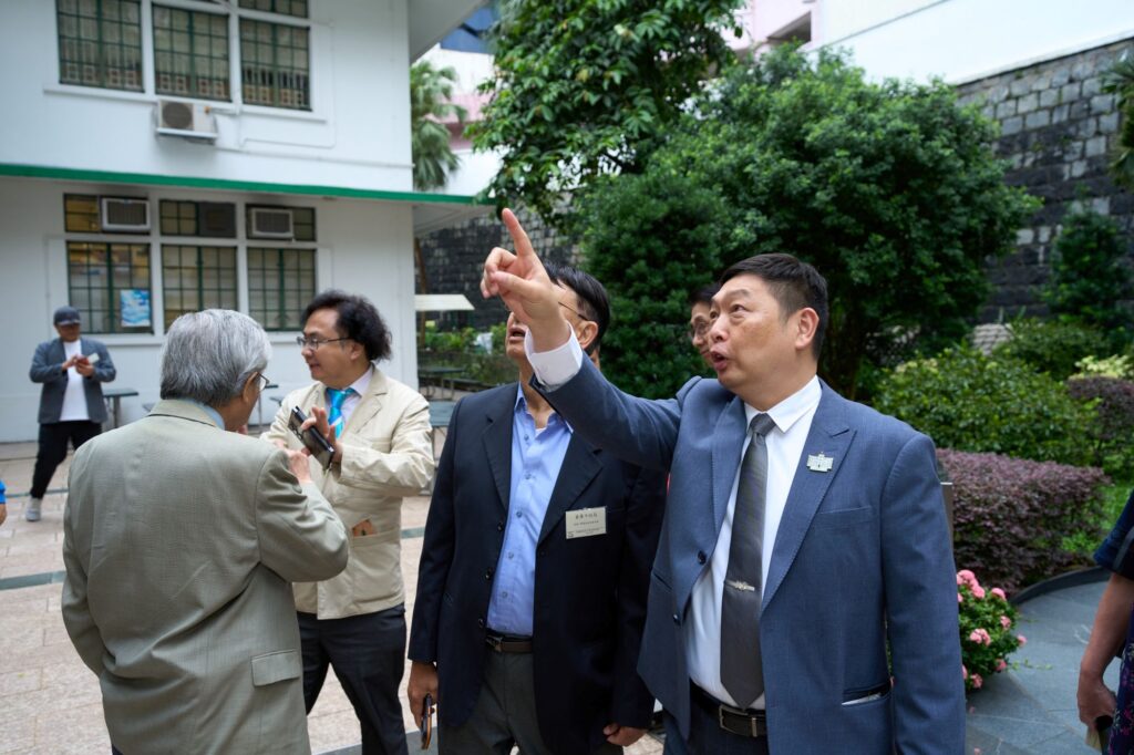 2026年7月4日，羅富國校友會八十周年紀念活動在西營盤般咸道9A號舉行。這個地址，對不少教育界前輩而言，並不只是一處舊校舍，而是一段青春、一份使命，也是一個影響香港教育發展的重要起點。活動當日，校友會特別回到母校般咸道9A號舊址舉行紀念儀式，邀請歷屆校友、學院老師及教育界嘉賓重聚一堂。有人多年後再踏進這座熟悉的建築，步伐或許放慢了，記憶卻依然清晰；有人第一次以參與者身份細看這座校園，才發現它不單是一所學校，更像一部仍在延續的香港教育史。
