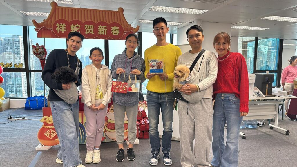 十四歲的李頌翎 Reagan,看起來和許多同齡女生一樣,日常有上課、運動、游泳、劍擊和排球,也會在空餘時間走進廚房,研究甜品和食譜。她說話不算張揚,甚至有點內斂,但在她安靜的外表下,藏着一份很清楚的牽掛——她希望流浪動物可以得到更多人的關注,也希望被遺棄的生命,有機會重新被愛。從一盤曲奇、一個芝士蛋糕開始,她把自己的興趣變成行動,慢慢建立起 Reloved We Care,用年輕人的方式,為社區帶來一份實實在在的善意。