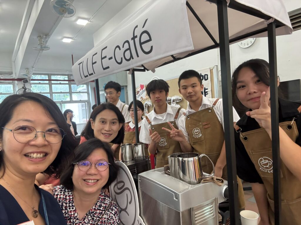中華基督教會譚李麗芬紀念中學 甄靄齡校長的教育路,並非一開始便寫好。她深信,天父為每一個人安排的路都不一樣。她的教育路,並非源於年少時一個篤定的教師夢,也不是按着一條清晰的升遷路線走到今天。相反,她曾經在商業世界摸索,曾經嘗試尋找另一種職業方向,也曾在初入教育界時緊張得不知如何開始。正因為走過這些彎路,她更明白年輕人在成長路上需要被理解、被引導,也需要有人相信他們仍有許多可能。
