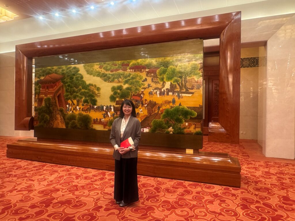 中華基督教會譚李麗芬紀念中學 甄靄齡校長的教育路,並非一開始便寫好。她深信,天父為每一個人安排的路都不一樣。她的教育路,並非源於年少時一個篤定的教師夢,也不是按着一條清晰的升遷路線走到今天。相反,她曾經在商業世界摸索,曾經嘗試尋找另一種職業方向,也曾在初入教育界時緊張得不知如何開始。正因為走過這些彎路,她更明白年輕人在成長路上需要被理解、被引導,也需要有人相信他們仍有許多可能。