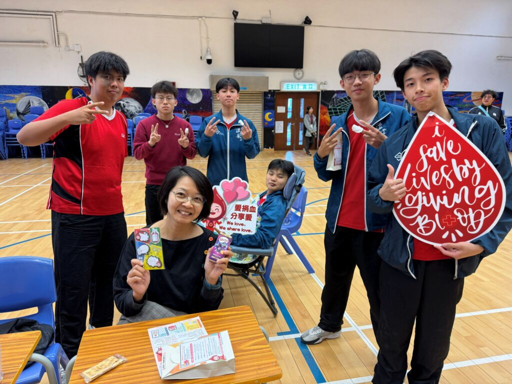 中華基督教會譚李麗芬紀念中學 甄靄齡校長的教育路,並非一開始便寫好。她深信,天父為每一個人安排的路都不一樣。她的教育路,並非源於年少時一個篤定的教師夢,也不是按着一條清晰的升遷路線走到今天。相反,她曾經在商業世界摸索,曾經嘗試尋找另一種職業方向,也曾在初入教育界時緊張得不知如何開始。正因為走過這些彎路,她更明白年輕人在成長路上需要被理解、被引導,也需要有人相信他們仍有許多可能。
