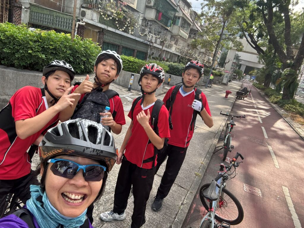 中華基督教會譚李麗芬紀念中學 甄靄齡校長的教育路,並非一開始便寫好。她深信,天父為每一個人安排的路都不一樣。她的教育路,並非源於年少時一個篤定的教師夢,也不是按着一條清晰的升遷路線走到今天。相反,她曾經在商業世界摸索,曾經嘗試尋找另一種職業方向,也曾在初入教育界時緊張得不知如何開始。正因為走過這些彎路,她更明白年輕人在成長路上需要被理解、被引導,也需要有人相信他們仍有許多可能。