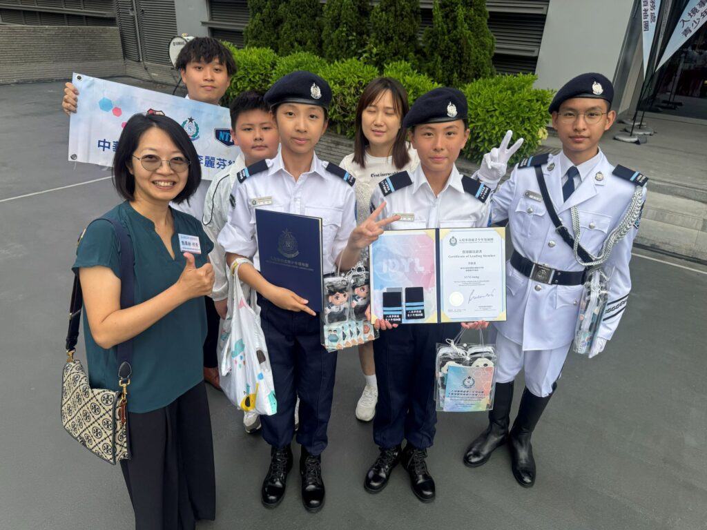 中華基督教會譚李麗芬紀念中學 甄靄齡校長的教育路,並非一開始便寫好。她深信,天父為每一個人安排的路都不一樣。她的教育路,並非源於年少時一個篤定的教師夢,也不是按着一條清晰的升遷路線走到今天。相反,她曾經在商業世界摸索,曾經嘗試尋找另一種職業方向,也曾在初入教育界時緊張得不知如何開始。正因為走過這些彎路,她更明白年輕人在成長路上需要被理解、被引導,也需要有人相信他們仍有許多可能。