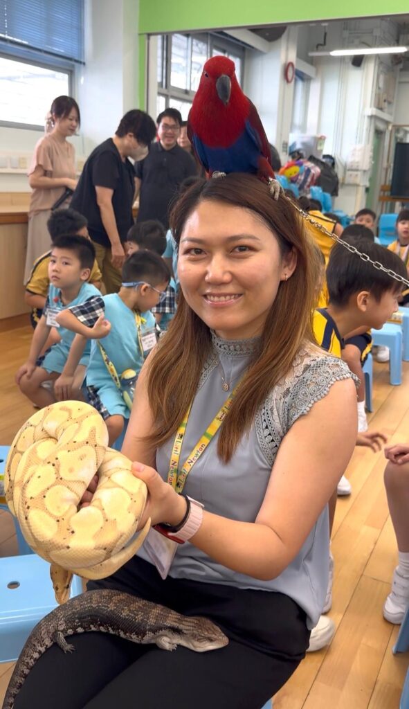 不少家長為孩子選幼稚園時,總會關心課程是否銜接小學、英文是否足夠、孩子將來能否升上理想學校;但陸倩茹校長更常思考的是:孩子是否有自信?是否願意學習?是否懂得表達自己?是否能在成長中感到快樂?二十八歲成為校長,十年間由年輕教育工作者走到三孩媽媽,陸校長一邊帶領小牛頓中英文幼稚園暨國際幼兒園成長,一邊也在家長、教師與研究者的身份之間不斷學習。她相信,六歲前的教育不應只追求知識灌輸,而是為孩子建立性格、語言、興趣與安全感。教育不是催促花朵提早盛開,而是陪伴每個孩子按自己的節奏,慢慢發光。
