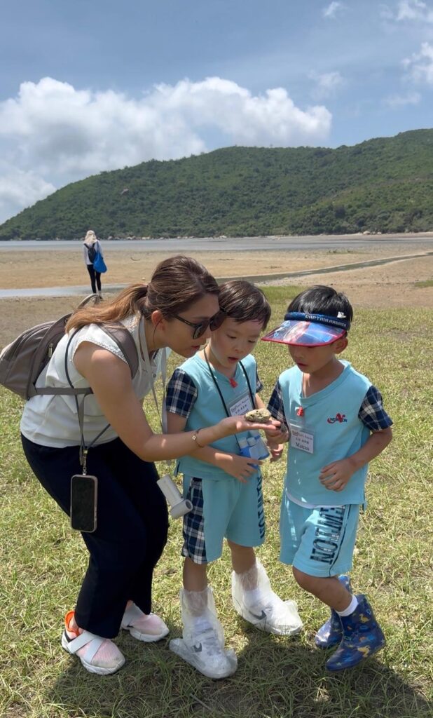 不少家長為孩子選幼稚園時,總會關心課程是否銜接小學、英文是否足夠、孩子將來能否升上理想學校;但陸倩茹校長更常思考的是:孩子是否有自信?是否願意學習?是否懂得表達自己?是否能在成長中感到快樂?二十八歲成為校長,十年間由年輕教育工作者走到三孩媽媽,陸校長一邊帶領小牛頓中英文幼稚園暨國際幼兒園成長,一邊也在家長、教師與研究者的身份之間不斷學習。她相信,六歲前的教育不應只追求知識灌輸,而是為孩子建立性格、語言、興趣與安全感。教育不是催促花朵提早盛開,而是陪伴每個孩子按自己的節奏,慢慢發光。
