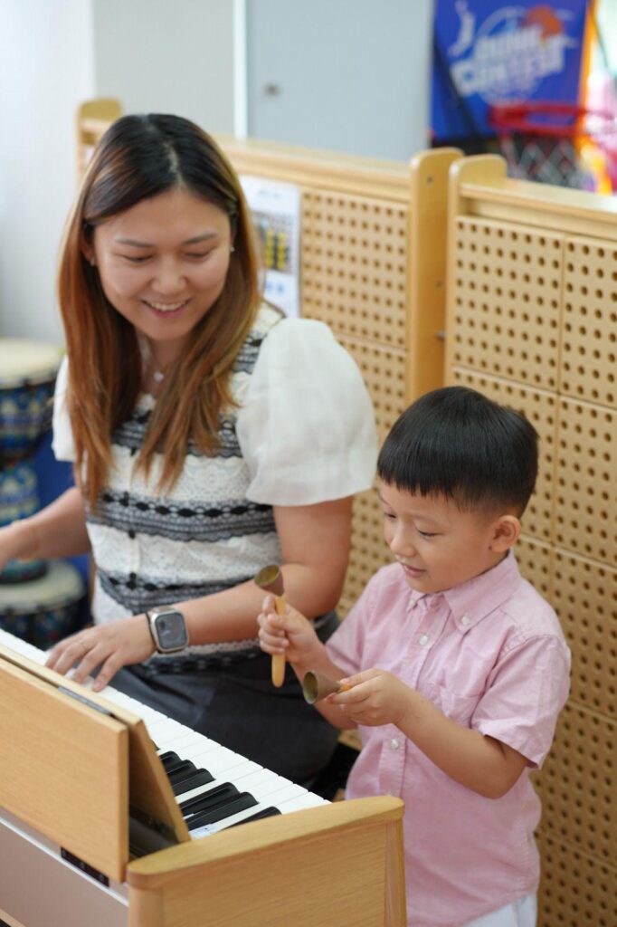 不少家長為孩子選幼稚園時,總會關心課程是否銜接小學、英文是否足夠、孩子將來能否升上理想學校;但陸倩茹校長更常思考的是:孩子是否有自信?是否願意學習?是否懂得表達自己?是否能在成長中感到快樂?二十八歲成為校長,十年間由年輕教育工作者走到三孩媽媽,陸校長一邊帶領小牛頓中英文幼稚園暨國際幼兒園成長,一邊也在家長、教師與研究者的身份之間不斷學習。她相信,六歲前的教育不應只追求知識灌輸,而是為孩子建立性格、語言、興趣與安全感。教育不是催促花朵提早盛開,而是陪伴每個孩子按自己的節奏,慢慢發光。