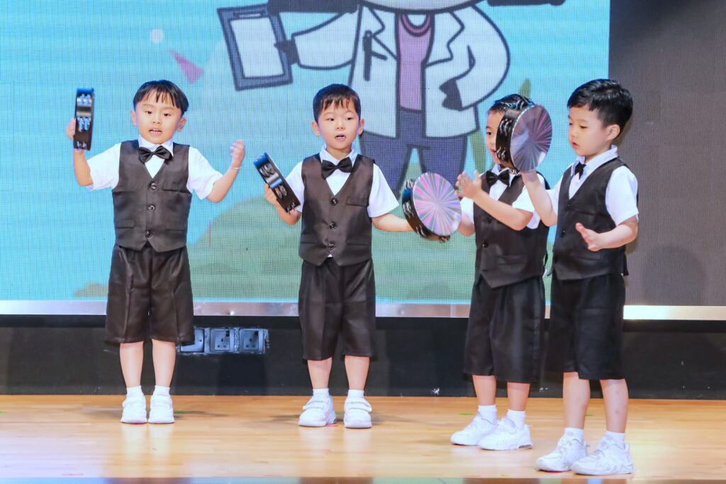 不少家長為孩子選幼稚園時,總會關心課程是否銜接小學、英文是否足夠、孩子將來能否升上理想學校;但陸倩茹校長更常思考的是:孩子是否有自信?是否願意學習?是否懂得表達自己?是否能在成長中感到快樂?二十八歲成為校長,十年間由年輕教育工作者走到三孩媽媽,陸校長一邊帶領小牛頓中英文幼稚園暨國際幼兒園成長,一邊也在家長、教師與研究者的身份之間不斷學習。她相信,六歲前的教育不應只追求知識灌輸,而是為孩子建立性格、語言、興趣與安全感。教育不是催促花朵提早盛開,而是陪伴每個孩子按自己的節奏,慢慢發光。
