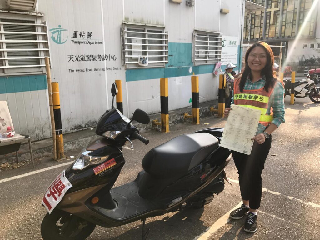 不少家長為孩子選幼稚園時,總會關心課程是否銜接小學、英文是否足夠、孩子將來能否升上理想學校;但陸倩茹校長更常思考的是:孩子是否有自信?是否願意學習?是否懂得表達自己?是否能在成長中感到快樂?二十八歲成為校長,十年間由年輕教育工作者走到三孩媽媽,陸校長一邊帶領小牛頓中英文幼稚園暨國際幼兒園成長,一邊也在家長、教師與研究者的身份之間不斷學習。她相信,六歲前的教育不應只追求知識灌輸,而是為孩子建立性格、語言、興趣與安全感。教育不是催促花朵提早盛開,而是陪伴每個孩子按自己的節奏,慢慢發光。