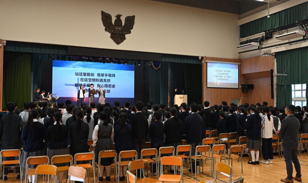 沙田培英中學 朱嘉添校長當年在大學修讀的是訊息工程。按一般人的想像,畢業後進入電腦或科技行業,似乎是最自然的路。可是,臨近畢業時,他開始認真思考自己想過怎樣的工作人生。他發現,自己並不想長年只面對機器和程式。他希望做一份能夠接觸人、陪伴人、影響人的工作。於是,他選擇修讀教育文憑,正式踏上教師之路。這個決定,當年也令家人感到意外。因為他的同學不少都投身電腦相關行業,發展不錯;而教師這條路,在當時未必是最「理所當然」的選擇。朱校長回望,自己最初只是想試一試:究竟和年輕人一起學習、教書,是否真的是自己想做的事。結果,這一試,便成為一生熱愛的教育路。