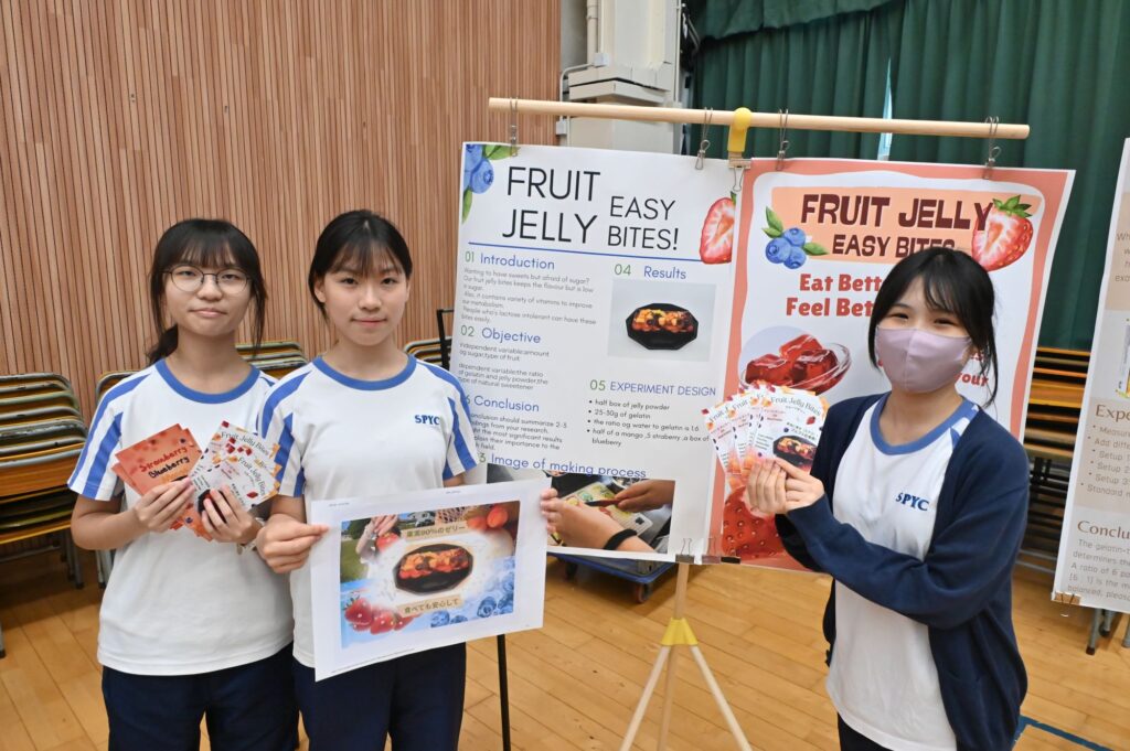 沙田培英中學 朱嘉添校長當年在大學修讀的是訊息工程。按一般人的想像,畢業後進入電腦或科技行業,似乎是最自然的路。可是,臨近畢業時,他開始認真思考自己想過怎樣的工作人生。他發現,自己並不想長年只面對機器和程式。他希望做一份能夠接觸人、陪伴人、影響人的工作。於是,他選擇修讀教育文憑,正式踏上教師之路。這個決定,當年也令家人感到意外。因為他的同學不少都投身電腦相關行業,發展不錯;而教師這條路,在當時未必是最「理所當然」的選擇。朱校長回望,自己最初只是想試一試:究竟和年輕人一起學習、教書,是否真的是自己想做的事。結果,這一試,便成為一生熱愛的教育路。