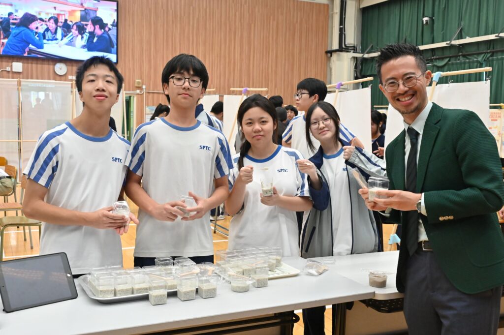 沙田培英中學 朱嘉添校長當年在大學修讀的是訊息工程。按一般人的想像,畢業後進入電腦或科技行業,似乎是最自然的路。可是,臨近畢業時,他開始認真思考自己想過怎樣的工作人生。他發現,自己並不想長年只面對機器和程式。他希望做一份能夠接觸人、陪伴人、影響人的工作。於是,他選擇修讀教育文憑,正式踏上教師之路。這個決定,當年也令家人感到意外。因為他的同學不少都投身電腦相關行業,發展不錯;而教師這條路,在當時未必是最「理所當然」的選擇。朱校長回望,自己最初只是想試一試:究竟和年輕人一起學習、教書,是否真的是自己想做的事。結果,這一試,便成為一生熱愛的教育路。