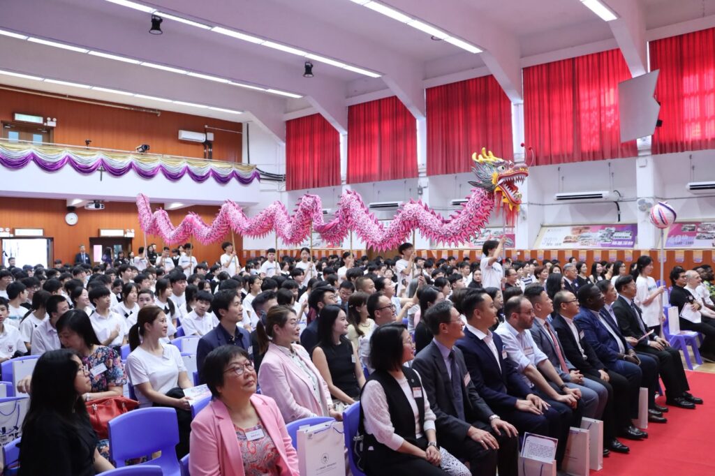 談起為何成為老師,天主教鳴遠中學 周黎明校長 先想起父親。他父親年輕時曾在內地農村任小學老師。那個年代,讀書不是理所當然的事,父親會逐家逐戶拜訪家長,勸他們讓孩子上學。周校長年幼時看在眼裡,未必即時明白教育的重量,卻在不知不覺間,把「讀書可以改變人的將來」這個信念放進心裡。來到香港後,中學時期的他也遇上不少好老師。那時候,他和兩、三位同學一起尋找自己的方向,大家都覺得老師這份工作有意義。後來,幾個年輕人的理想都成真了:有人做小學老師,有人做中學老師,而周校長也走進了校園。
