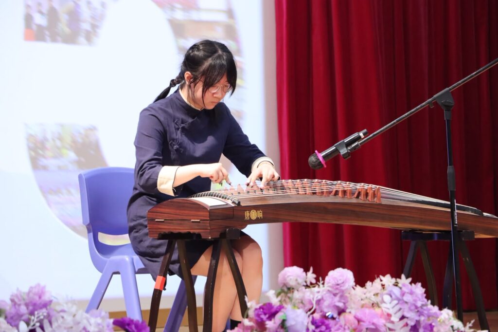 談起為何成為老師,天主教鳴遠中學 周黎明校長 先想起父親。他父親年輕時曾在內地農村任小學老師。那個年代,讀書不是理所當然的事,父親會逐家逐戶拜訪家長,勸他們讓孩子上學。周校長年幼時看在眼裡,未必即時明白教育的重量,卻在不知不覺間,把「讀書可以改變人的將來」這個信念放進心裡。來到香港後,中學時期的他也遇上不少好老師。那時候,他和兩、三位同學一起尋找自己的方向,大家都覺得老師這份工作有意義。後來,幾個年輕人的理想都成真了:有人做小學老師,有人做中學老師,而周校長也走進了校園。