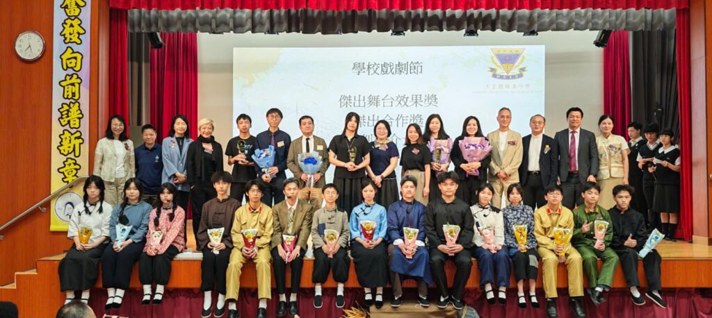 談起為何成為老師,天主教鳴遠中學 周黎明校長 先想起父親。他父親年輕時曾在內地農村任小學老師。那個年代,讀書不是理所當然的事,父親會逐家逐戶拜訪家長,勸他們讓孩子上學。周校長年幼時看在眼裡,未必即時明白教育的重量,卻在不知不覺間,把「讀書可以改變人的將來」這個信念放進心裡。來到香港後,中學時期的他也遇上不少好老師。那時候,他和兩、三位同學一起尋找自己的方向,大家都覺得老師這份工作有意義。後來,幾個年輕人的理想都成真了:有人做小學老師,有人做中學老師,而周校長也走進了校園。