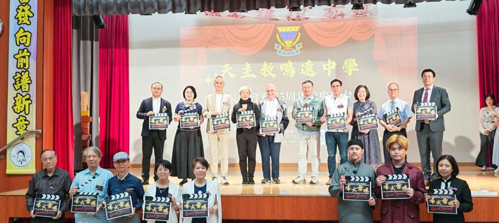 談起為何成為老師,天主教鳴遠中學 周黎明校長 先想起父親。他父親年輕時曾在內地農村任小學老師。那個年代,讀書不是理所當然的事,父親會逐家逐戶拜訪家長,勸他們讓孩子上學。周校長年幼時看在眼裡,未必即時明白教育的重量,卻在不知不覺間,把「讀書可以改變人的將來」這個信念放進心裡。來到香港後,中學時期的他也遇上不少好老師。那時候,他和兩、三位同學一起尋找自己的方向,大家都覺得老師這份工作有意義。後來,幾個年輕人的理想都成真了:有人做小學老師,有人做中學老師,而周校長也走進了校園。