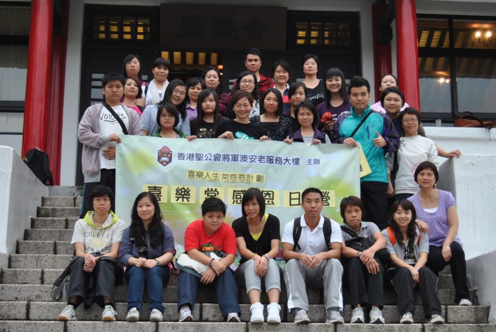 認識譚慧明的人，大多叫她「Ming姑娘」。這個稱呼親切，也貼近她多年來在安老服務中的角色：她不是站在遠處看長者需要甚麼，而是走近他們，聽他們說人生，陪他們整理日子裡的難處與選擇。Ming姑娘二十一歲畢業後便成為社工。回望入行初心，她說源於中學時遇上一位學校社工，參與「大哥哥大姐姐計劃」後，發現自己很喜歡聽人說故事，也願意陪伴別人面對成長中的困惑。那時她對職業世界認識不多，只知道做社工可以較早投入社會、幫到人；沒想到這一走，便走進了長者服務三十多年。