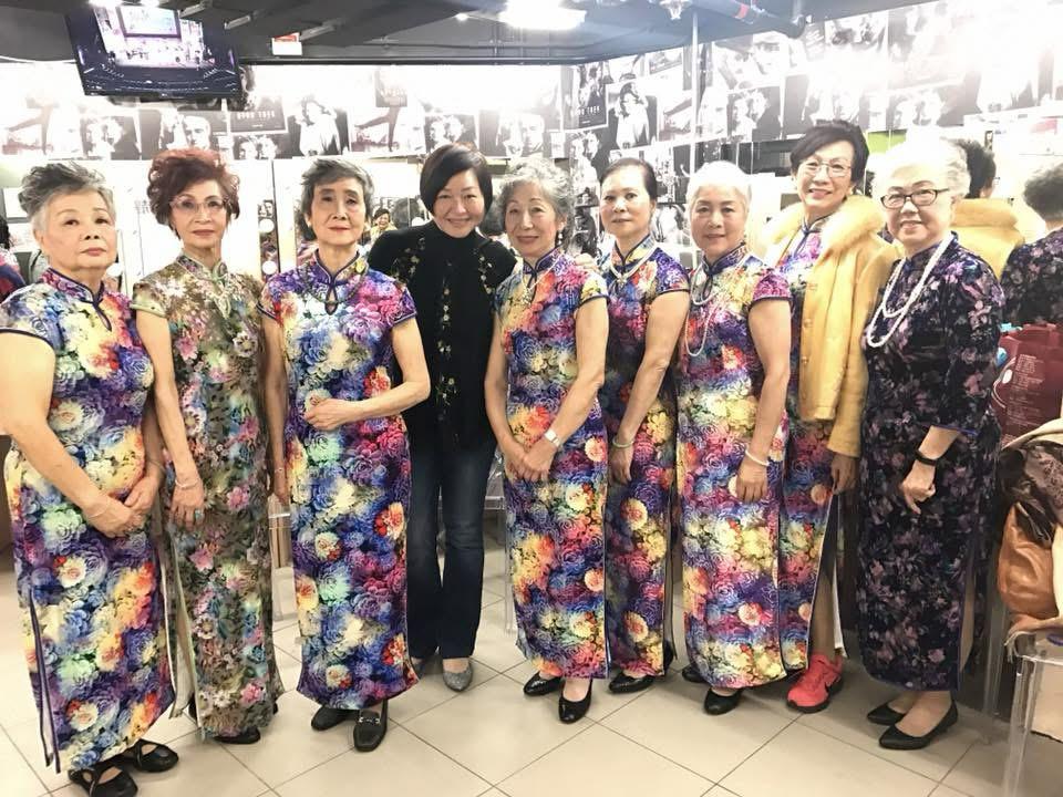 認識譚慧明的人，大多叫她「Ming姑娘」。這個稱呼親切，也貼近她多年來在安老服務中的角色：她不是站在遠處看長者需要甚麼，而是走近他們，聽他們說人生，陪他們整理日子裡的難處與選擇。Ming姑娘二十一歲畢業後便成為社工。回望入行初心，她說源於中學時遇上一位學校社工，參與「大哥哥大姐姐計劃」後，發現自己很喜歡聽人說故事，也願意陪伴別人面對成長中的困惑。那時她對職業世界認識不多，只知道做社工可以較早投入社會、幫到人；沒想到這一走，便走進了長者服務三十多年。