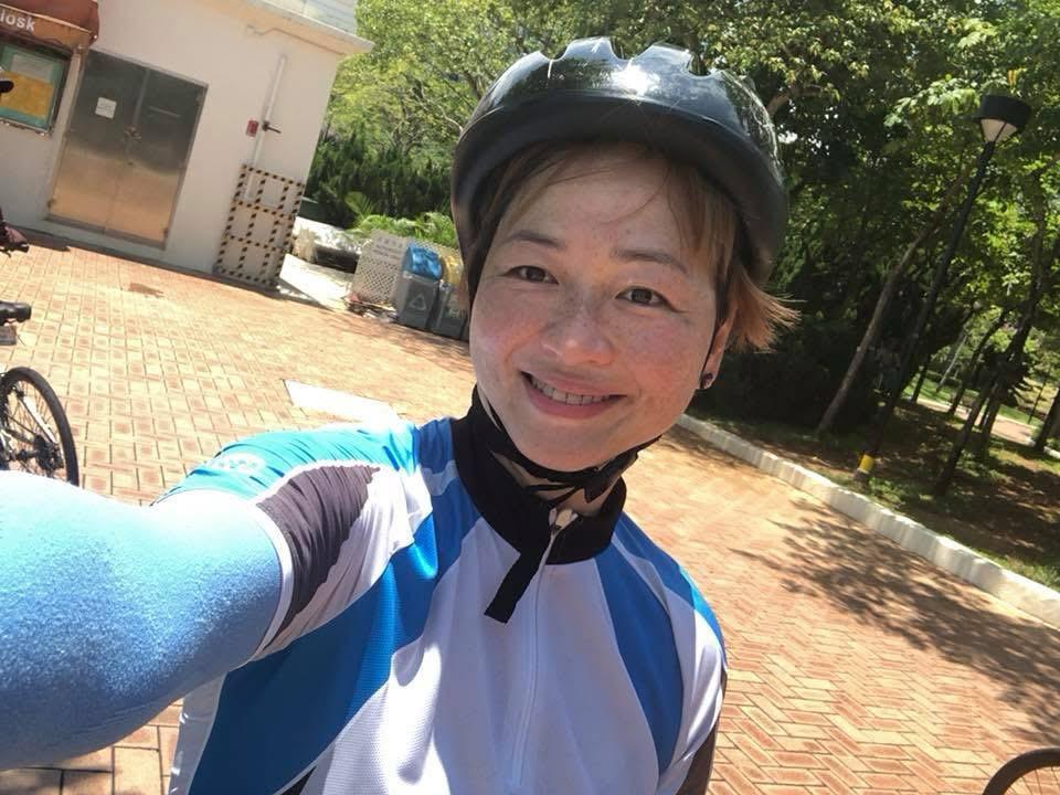認識譚慧明的人，大多叫她「Ming姑娘」。這個稱呼親切，也貼近她多年來在安老服務中的角色：她不是站在遠處看長者需要甚麼，而是走近他們，聽他們說人生，陪他們整理日子裡的難處與選擇。Ming姑娘二十一歲畢業後便成為社工。回望入行初心，她說源於中學時遇上一位學校社工，參與「大哥哥大姐姐計劃」後，發現自己很喜歡聽人說故事，也願意陪伴別人面對成長中的困惑。那時她對職業世界認識不多，只知道做社工可以較早投入社會、幫到人；沒想到這一走，便走進了長者服務三十多年。