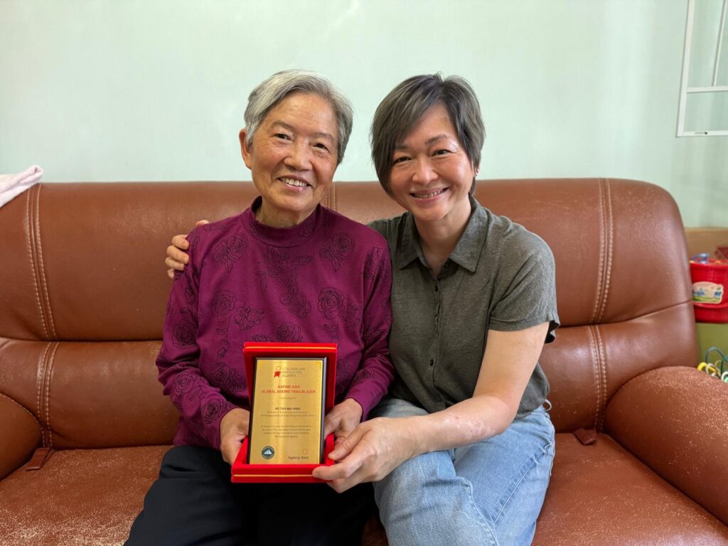 認識譚慧明的人，大多叫她「Ming姑娘」。這個稱呼親切，也貼近她多年來在安老服務中的角色：她不是站在遠處看長者需要甚麼，而是走近他們，聽他們說人生，陪他們整理日子裡的難處與選擇。Ming姑娘二十一歲畢業後便成為社工。回望入行初心，她說源於中學時遇上一位學校社工，參與「大哥哥大姐姐計劃」後，發現自己很喜歡聽人說故事，也願意陪伴別人面對成長中的困惑。那時她對職業世界認識不多，只知道做社工可以較早投入社會、幫到人；沒想到這一走，便走進了長者服務三十多年。
