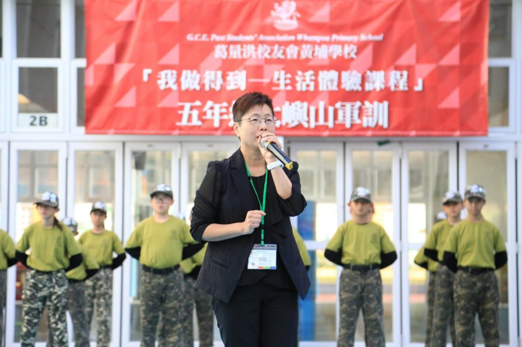 在葛量洪校友會黃埔學校服務二十九年,袁慧敏校長笑言,這裡幾乎像她的家。她即將在九月離任校長一職,但說起學校、老師、學生和未來,她的語氣沒有半點「退下來」的味道。對她而言,離職不是離開教育,而是換一個位置,繼續把學校裡發生的好故事、好經驗,分享給更多同行與家長。她說,教育從來不是一份按部就班的工作,而是一種人與人之間的影響。她認為,學校不只是傳授知識的場所,更是孩子學習做人、學習與人相處,並在彼此影響中成長的地方。這份信念,幾乎可以概括她多年來的教育方向。
