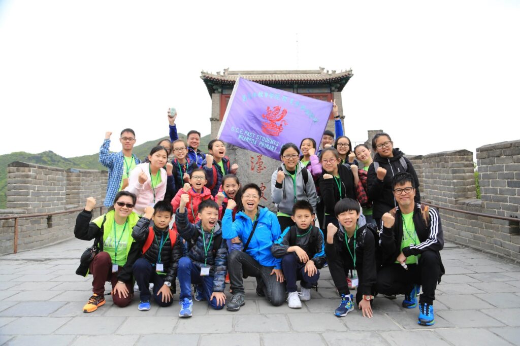 在葛量洪校友會黃埔學校服務二十九年,袁慧敏校長笑言,這裡幾乎像她的家。她即將在九月離任校長一職,但說起學校、老師、學生和未來,她的語氣沒有半點「退下來」的味道。對她而言,離職不是離開教育,而是換一個位置,繼續把學校裡發生的好故事、好經驗,分享給更多同行與家長。她說,教育從來不是一份按部就班的工作,而是一種人與人之間的影響。她認為,學校不只是傳授知識的場所,更是孩子學習做人、學習與人相處,並在彼此影響中成長的地方。這份信念,幾乎可以概括她多年來的教育方向。