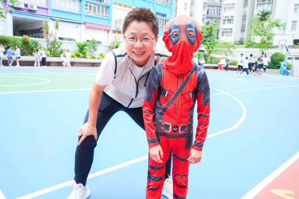 在葛量洪校友會黃埔學校服務二十九年,袁慧敏校長笑言,這裡幾乎像她的家。她即將在九月離任校長一職,但說起學校、老師、學生和未來,她的語氣沒有半點「退下來」的味道。對她而言,離職不是離開教育,而是換一個位置,繼續把學校裡發生的好故事、好經驗,分享給更多同行與家長。她說,教育從來不是一份按部就班的工作,而是一種人與人之間的影響。她認為,學校不只是傳授知識的場所,更是孩子學習做人、學習與人相處,並在彼此影響中成長的地方。這份信念,幾乎可以概括她多年來的教育方向。