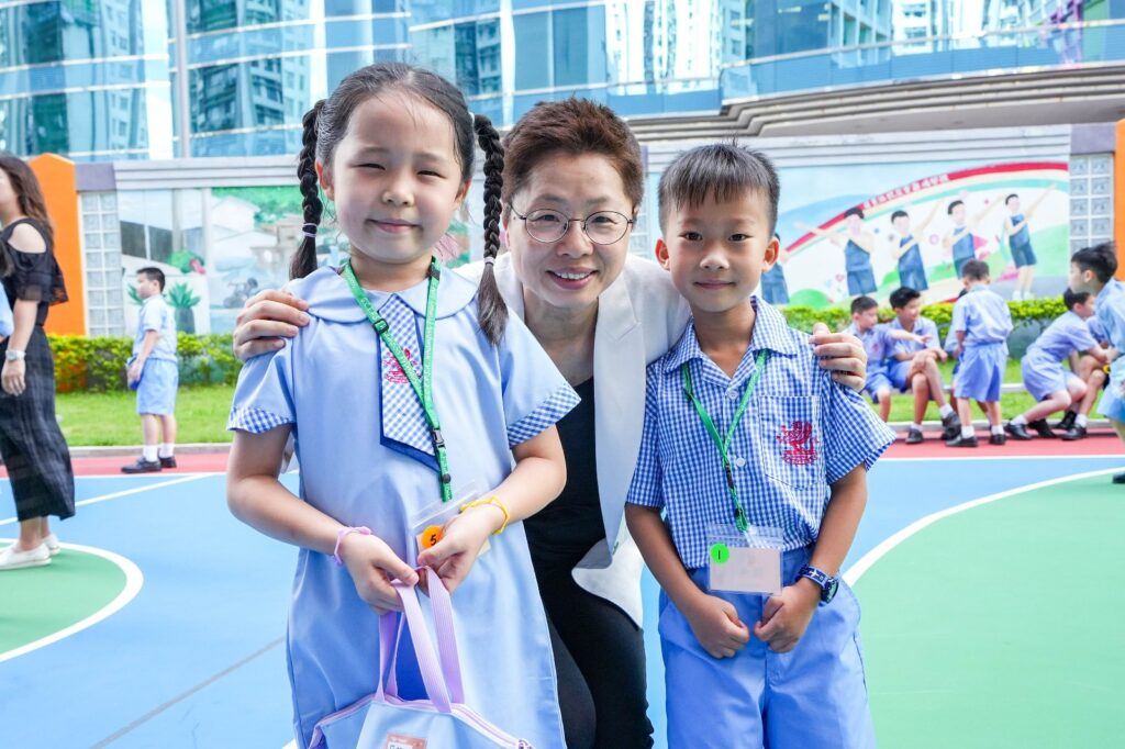 在葛量洪校友會黃埔學校服務二十九年,袁慧敏校長笑言,這裡幾乎像她的家。她即將在九月離任校長一職,但說起學校、老師、學生和未來,她的語氣沒有半點「退下來」的味道。對她而言,離職不是離開教育,而是換一個位置,繼續把學校裡發生的好故事、好經驗,分享給更多同行與家長。她說,教育從來不是一份按部就班的工作,而是一種人與人之間的影響。她認為,學校不只是傳授知識的場所,更是孩子學習做人、學習與人相處,並在彼此影響中成長的地方。這份信念,幾乎可以概括她多年來的教育方向。