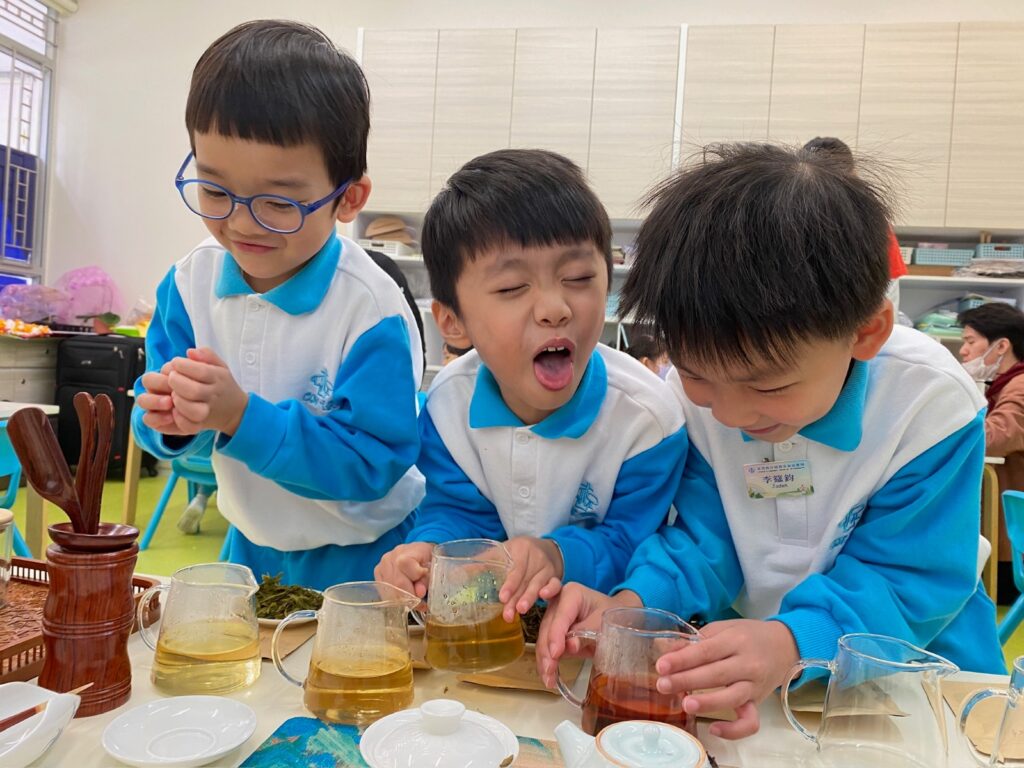 幼稚園教育，從來不只是照顧孩子吃飯、遊戲、學習知識；在林玉梅校長眼中，那更是一段為生命打底的關鍵時期。面對資訊爆炸、科技急速發展、人與人關係愈見疏離的年代，她不斷思考：幼稚園三年，究竟可以為孩子預備甚麼？是單純讓他們適應課堂，還是幫助他們學會思考、懂得尊重、能夠與人建立良好關係？在基督教宣道會安泰幼稚園，林校長選擇由愛出發，透過遊戲、體驗、家校合作與品格教育，陪伴孩子一步一步學會做人。