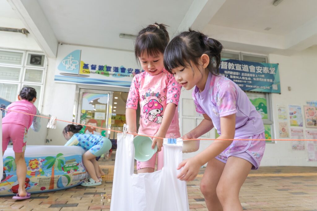 幼稚園教育，從來不只是照顧孩子吃飯、遊戲、學習知識；在林玉梅校長眼中，那更是一段為生命打底的關鍵時期。面對資訊爆炸、科技急速發展、人與人關係愈見疏離的年代，她不斷思考：幼稚園三年，究竟可以為孩子預備甚麼？是單純讓他們適應課堂，還是幫助他們學會思考、懂得尊重、能夠與人建立良好關係？在基督教宣道會安泰幼稚園，林校長選擇由愛出發，透過遊戲、體驗、家校合作與品格教育，陪伴孩子一步一步學會做人。
