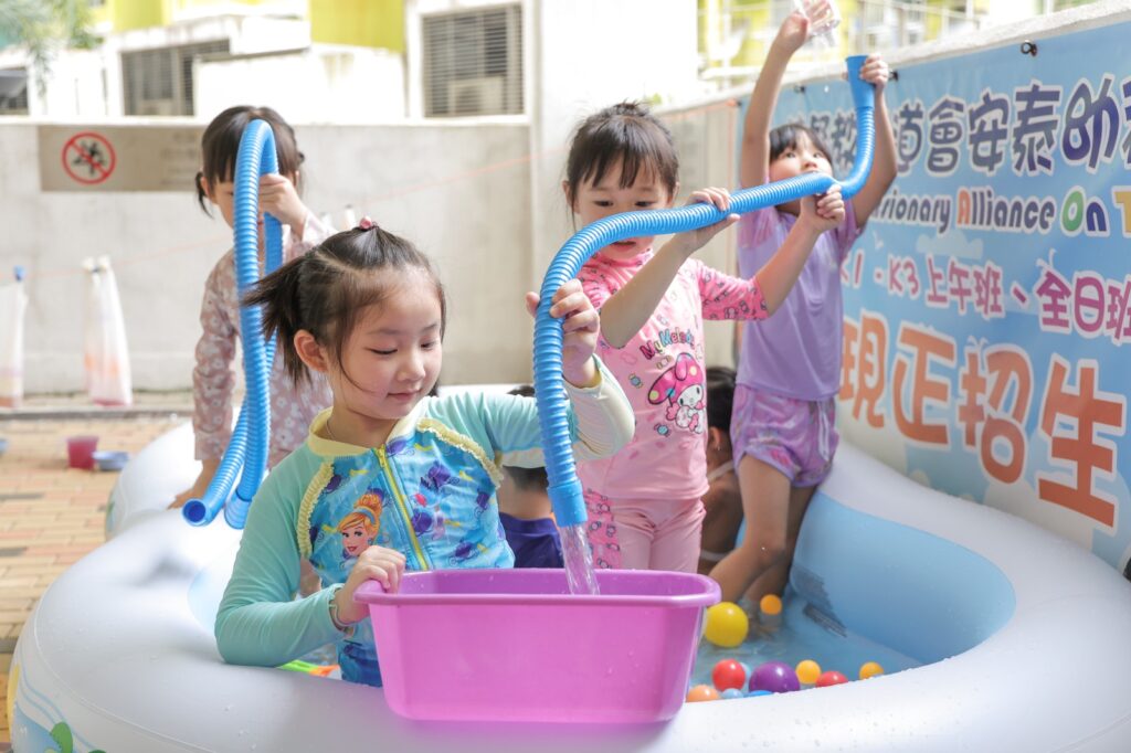 幼稚園教育，從來不只是照顧孩子吃飯、遊戲、學習知識；在林玉梅校長眼中，那更是一段為生命打底的關鍵時期。面對資訊爆炸、科技急速發展、人與人關係愈見疏離的年代，她不斷思考：幼稚園三年，究竟可以為孩子預備甚麼？是單純讓他們適應課堂，還是幫助他們學會思考、懂得尊重、能夠與人建立良好關係？在基督教宣道會安泰幼稚園，林校長選擇由愛出發，透過遊戲、體驗、家校合作與品格教育，陪伴孩子一步一步學會做人。